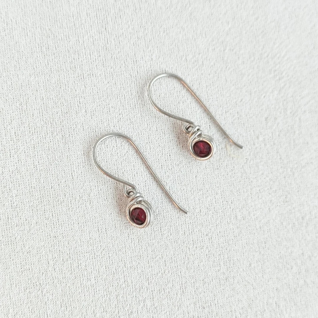 עגילים תלויים בר גרנט אדום