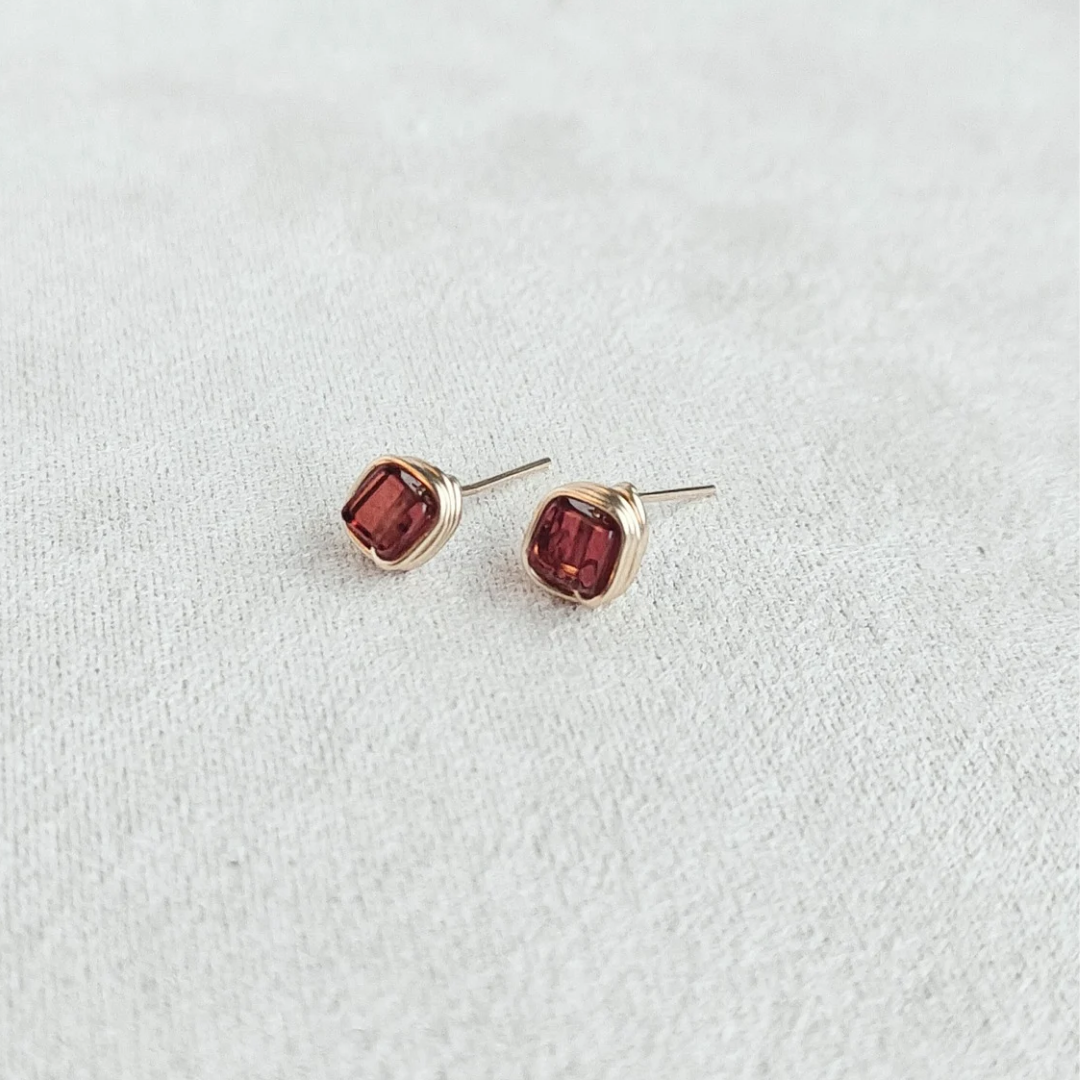 עגילים צמודים פז גרנט אדום