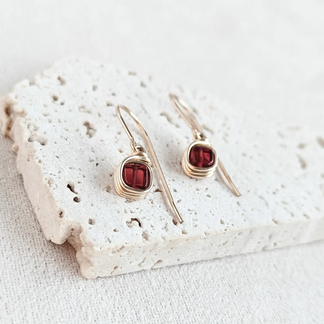 עגילים תלויים פז גרנט אדום