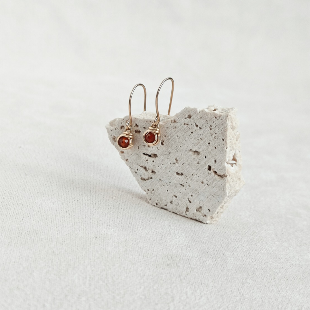 עגילים תלויים בר גרנט כתום