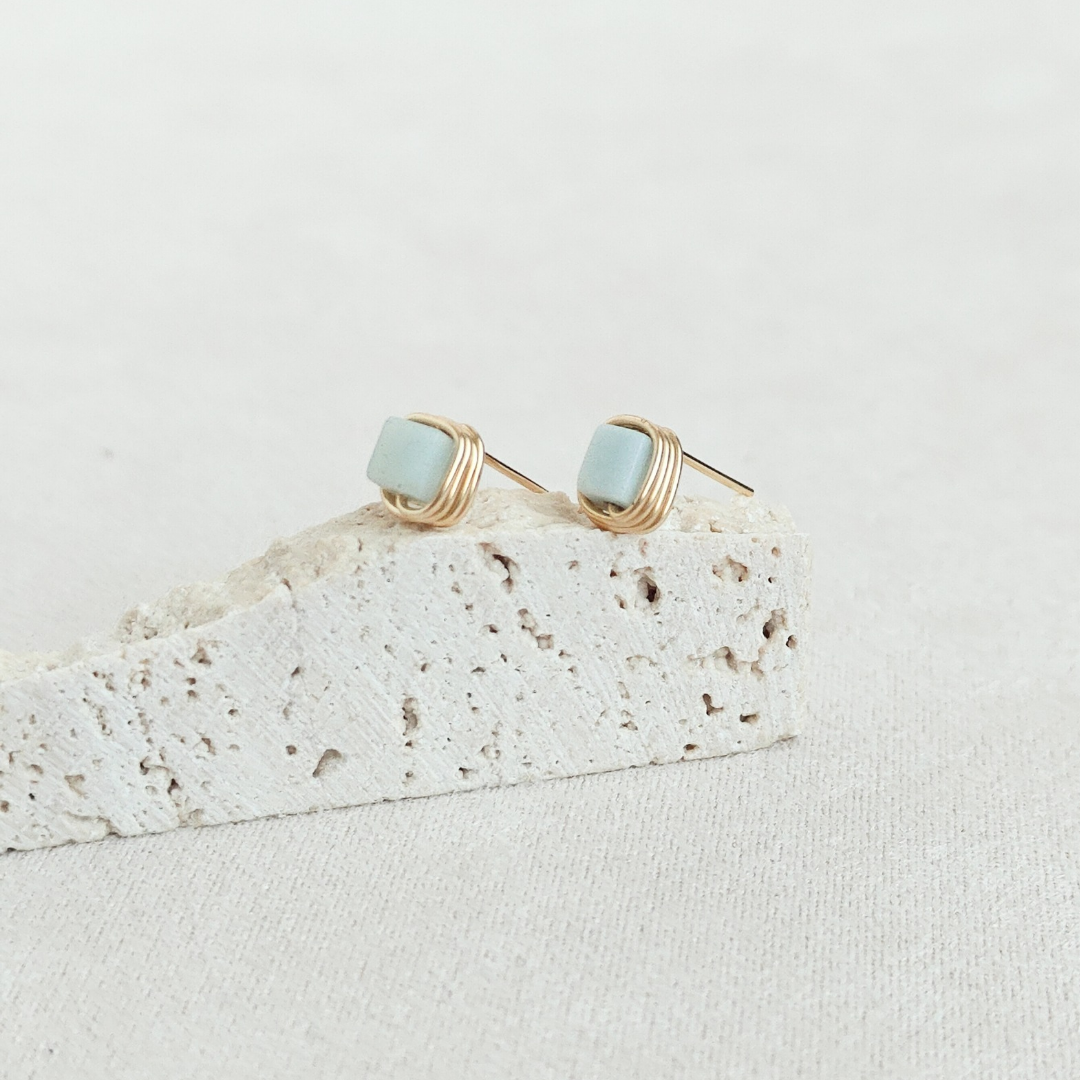 עגילים צמודים פז אמזוניט