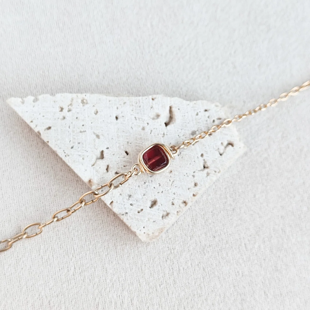 צמיד פז אסימטרי גרנט אדום