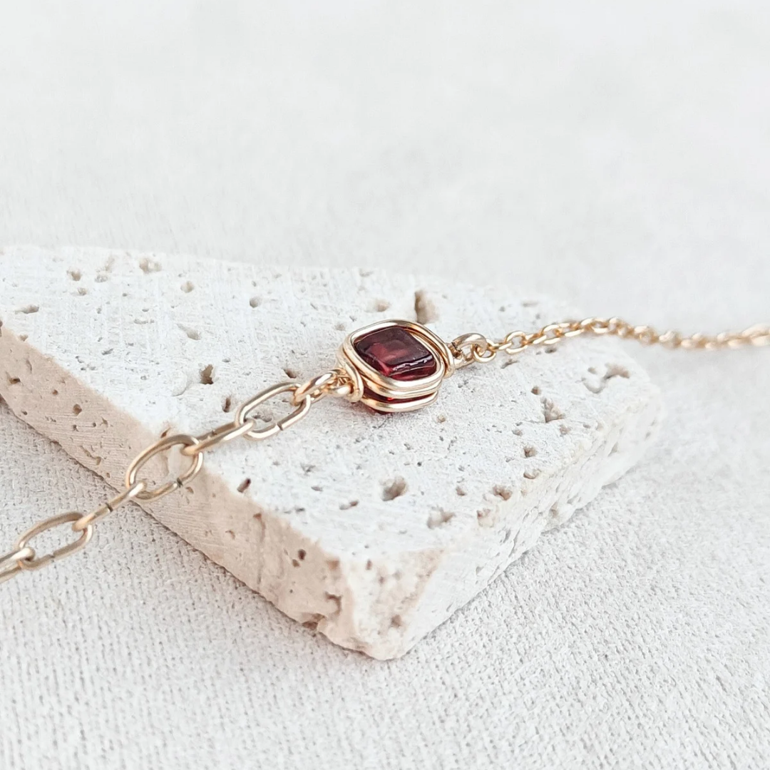 צמיד פז אסימטרי גרנט אדום