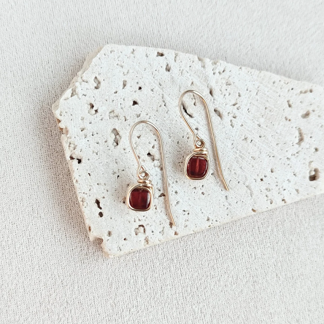 עגילים תלויים פז גרנט אדום